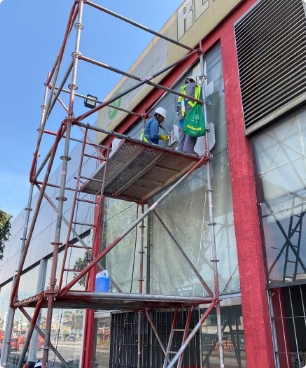 Andamios instalados sobre la fachada de un edificio comercial