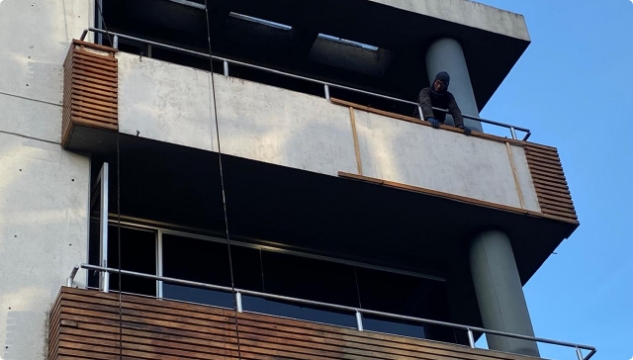 Balcones de edificio con acabados en madera