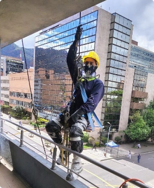 Técnico en trabajo de alturas sobre la fachada de un edificio