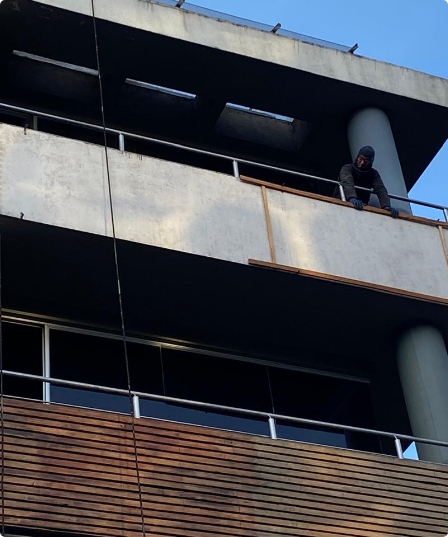 Fachada de edificio con balcones en madera, uno de nuestros proyectos