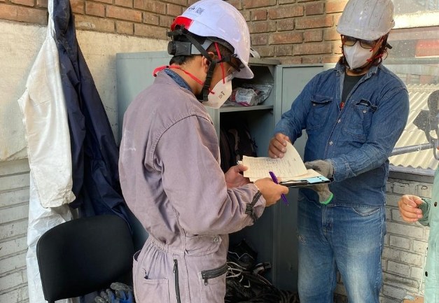 Operarios de Construcción & Remodelación Madera S.A.S revisando documentación en obra